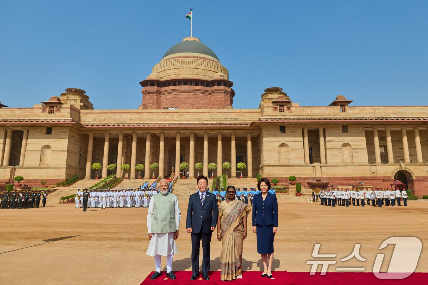 본문 이미지 - 이재명 대통령과 김혜경 여사가 20일 뉴델리 대통령궁 광장에서 열린 공식환영식에서 드라우파디 무르무 인도 대통령, 나렌드라 모디 인도 총리와 기념촬영을 하고 있다. (공동취재) 2026.4.20 ⓒ 뉴스1 이재명 기자