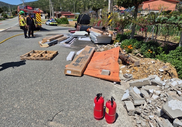 진도서 건축자재 화재…마을 이장, 소화기 2대로 확산 막아