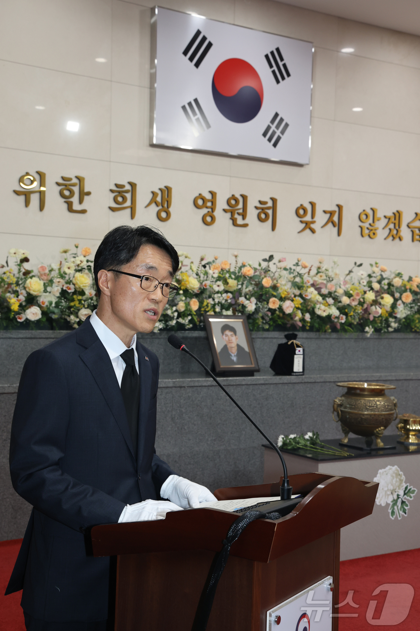 (서울=뉴스1) = 한삼석 국민권익위원회 부위원장이 20일 대전 유성구 국립대전현충원에서 지난 2008년 공무를 수행하다 사망한 공무원 고 배종섭 씨에 대한 안장식에 참석해 추모사 …