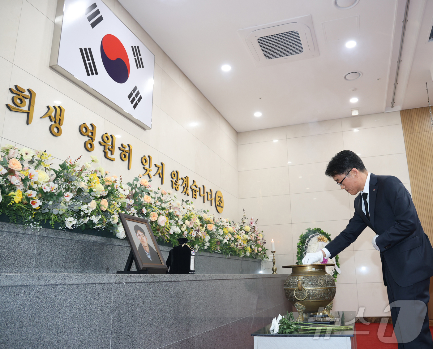 (서울=뉴스1) = 한삼석 국민권익위원회 부위원장이 20일 대전 유성구 국립대전현충원에서 지난 2008년 공무를 수행하다 사망한 공무원 고 배종섭 씨에 대한 안장식에 참석해 분향을 …