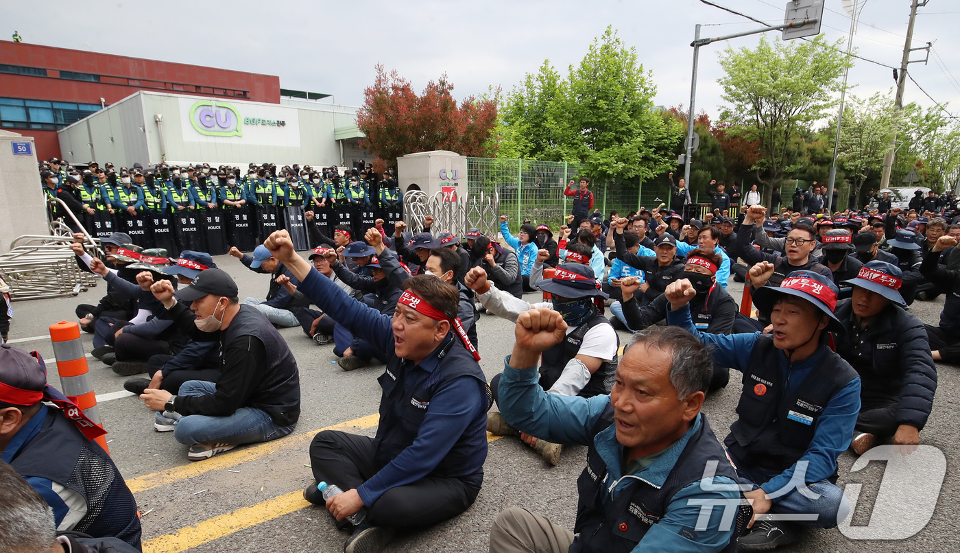 (진주=뉴스1) 윤일지 기자 = 20일 경남 진주시 정촌면 CU 진주물류센터 앞에서 열린 민주노총 화물연대 CU지회 집회에서 화물연대 노조원들이 구호를 외치고 있다.이날 현장에서는 …