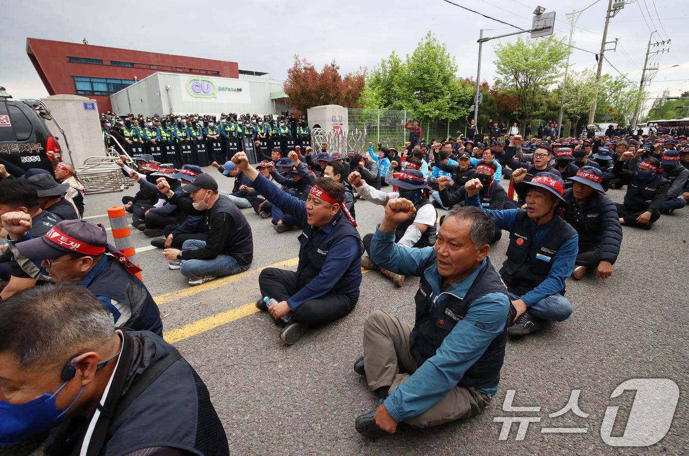 (진주=뉴스1) 윤일지 기자 = 20일 경남 진주시 정촌면 CU 진주물류센터 앞에서 열린 민주노총 화물연대 CU지회 집회에서 화물연대 노조원들이 구호를 외치고 있다.이날 현장에서는 …