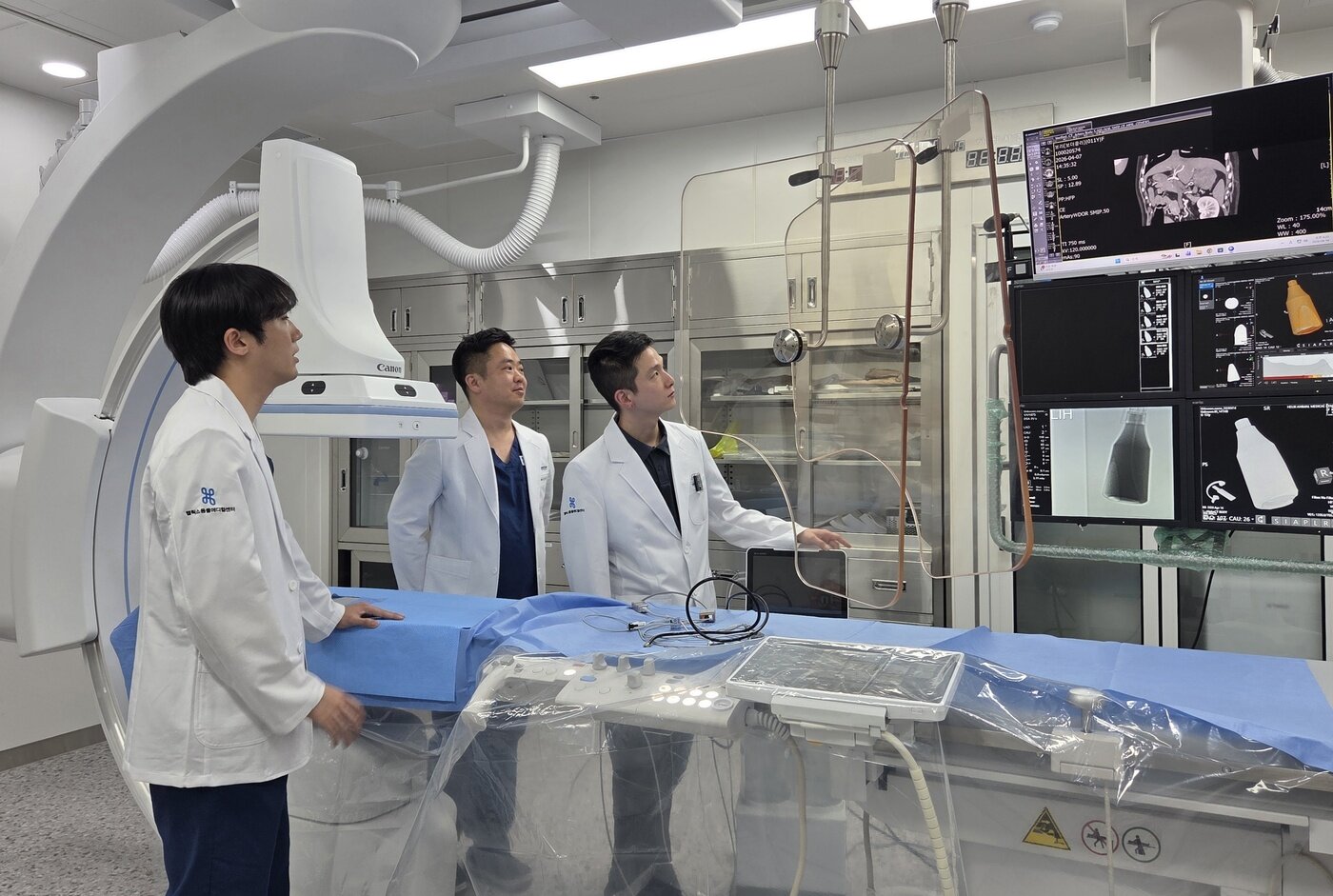 본문 이미지 - 헬릭스동물메디컬센터는 최근 최첨단 혈관조영술 장비 캐논 알페닉스 스카이를 도입했다. 의료진이 장비 시연을 하는 모습 ⓒ 뉴스1 한송아 기자