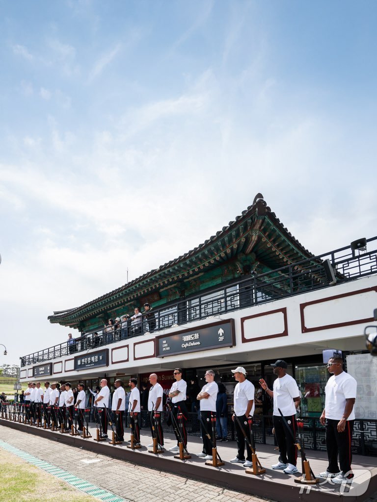 본문 이미지 - 오지에프씨(OGFC) 선수들이 수원화성 연무대에서 국궁 체험을 하고 있다. (슛포러브 제공. 재판매 및 DB 금지) 2026.4.20/뉴스1 