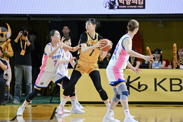 '통합 우승' KB vs '또 업셋' 삼성생명, 5년 만에 챔프전 대결