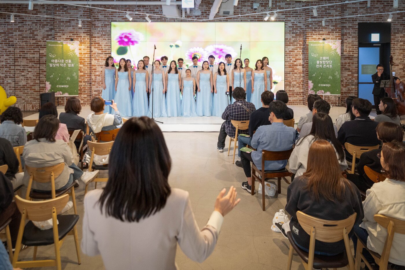 본문 이미지 - 코웨이 물빛합창단이 서울 구로구 지타워에서 합창 공연을 선보이고 있다.(코웨이 제공)