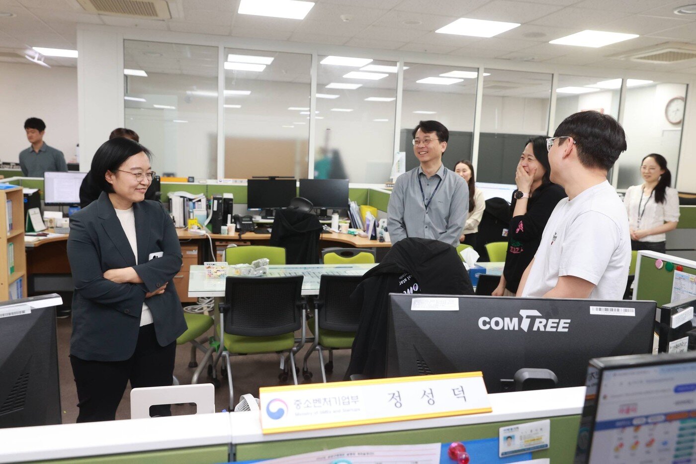 본문 이미지 - 세종 청사를 찾아 직원들과 소통하고 있는 한성숙 중기부 장관 (한성숙 장관 SNS 캡처)