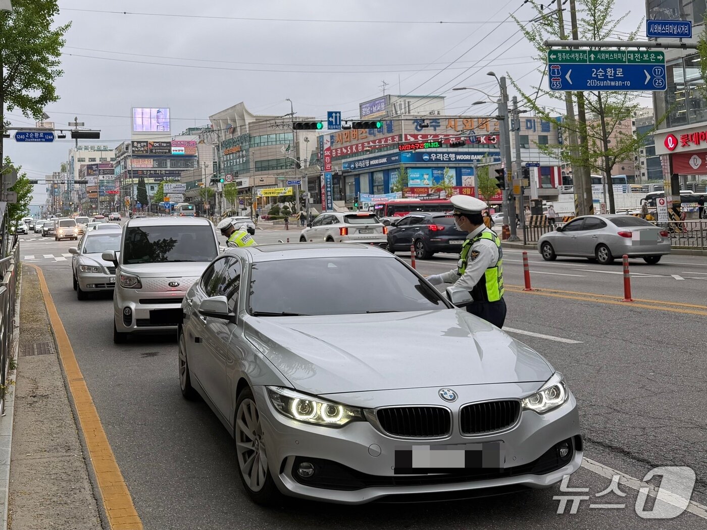 본문 이미지 - 우회전 일시정지 위반 집중 단속에 적발된 차량들./뉴스1 장예린 기자