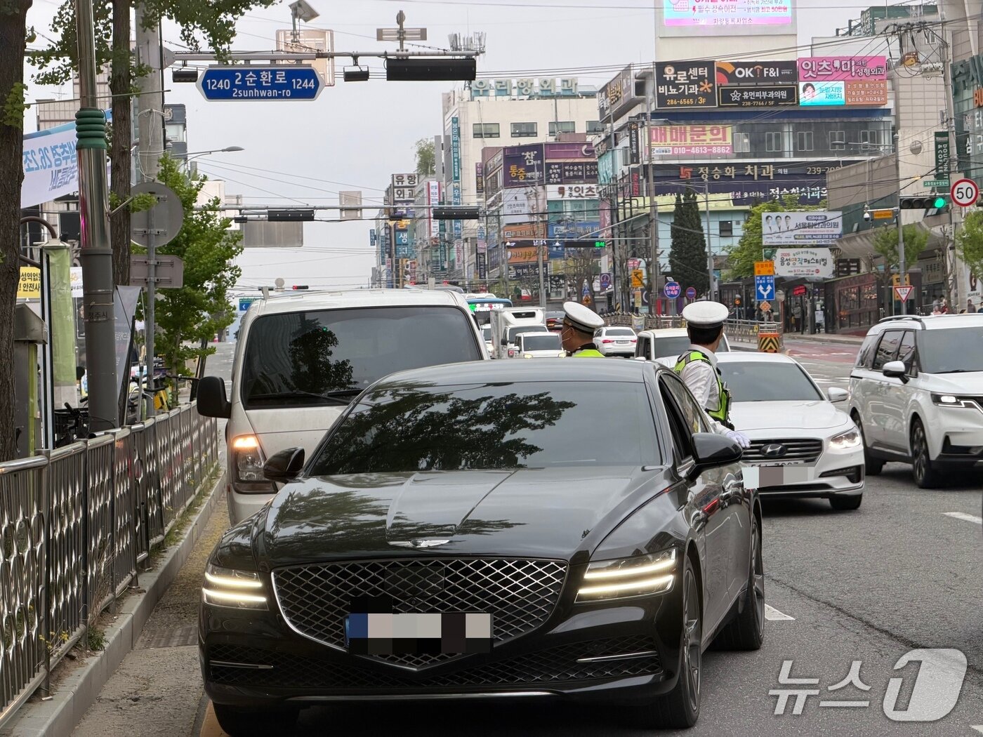 본문 이미지 - 우회전 일시정지 위반 집중 단속에 적발된 차량들./뉴스1 장예린 기자