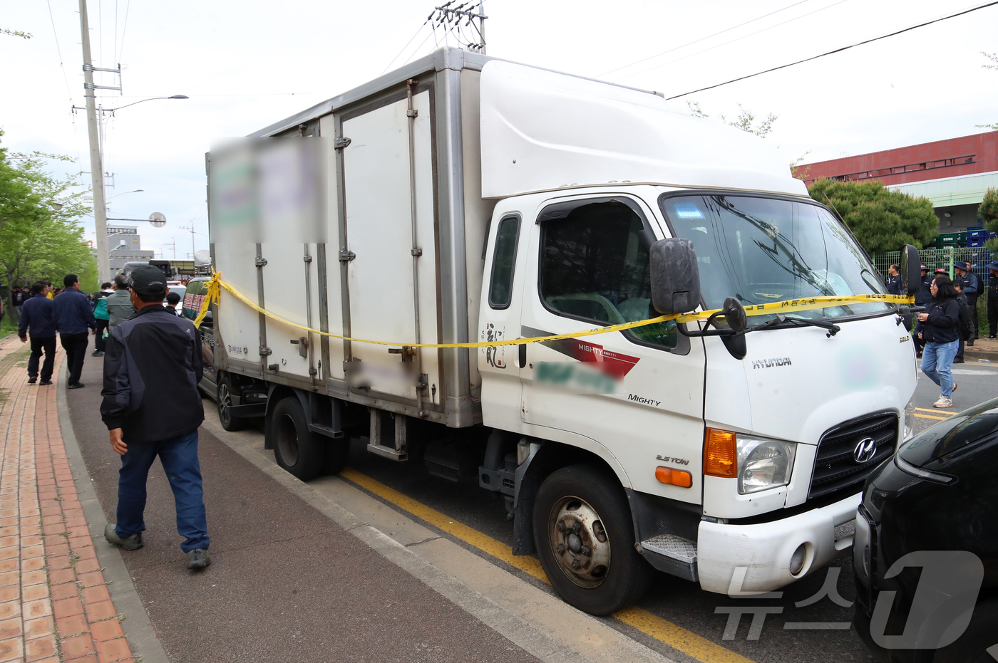 (진주=뉴스1) 윤일지 기자 = 20일 경남 진주시 정촌면 CU 진주물류센터 앞에 집회에 참가한 화물연대 노조원들을 충돌한 2.5톤 탑차가 보이고 있다.이날 오전 10시 32분쯤 …
