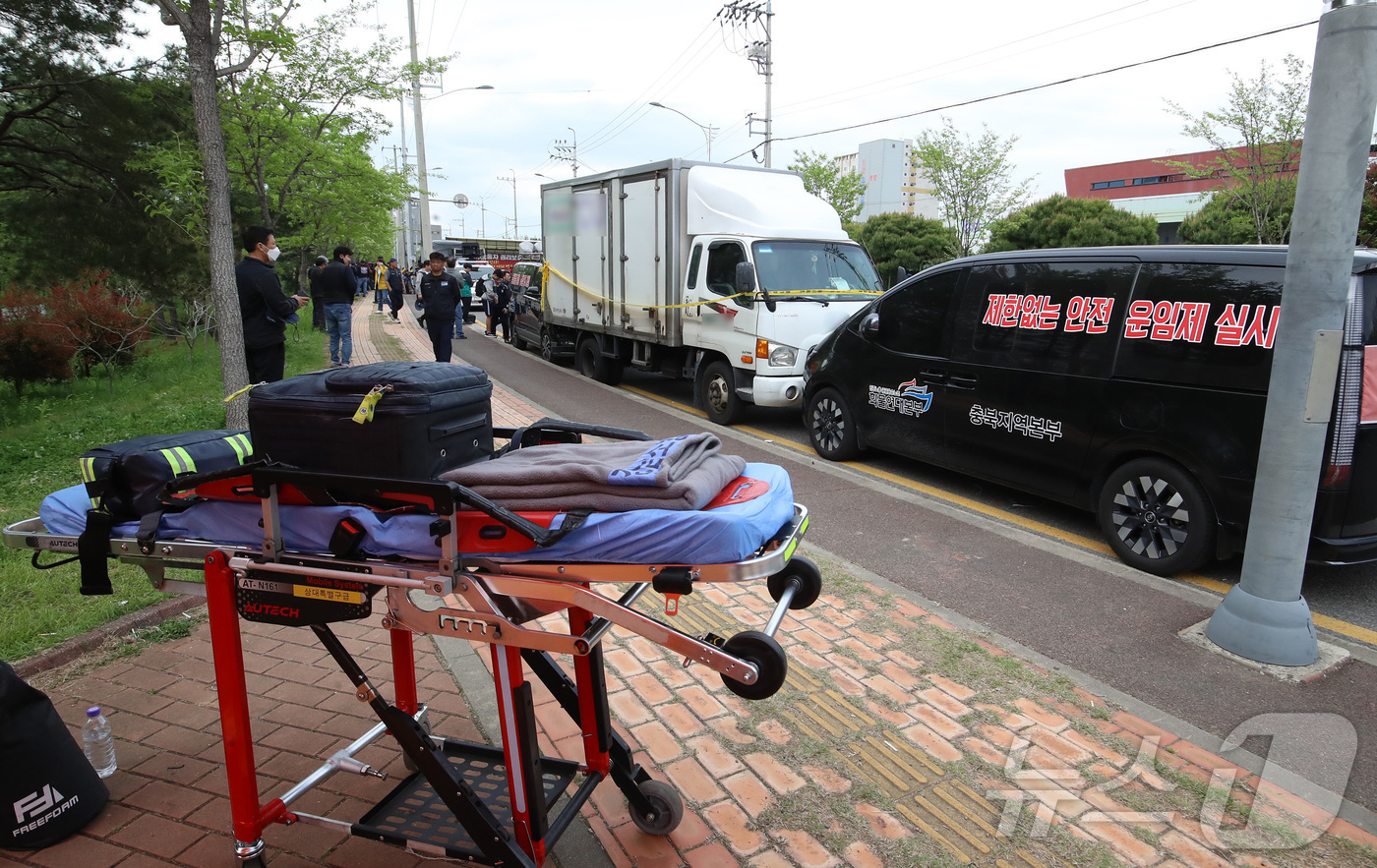 (진주=뉴스1) 윤일지 기자 = 20일 경남 진주시 정촌면 CU 진주물류센터 앞에 집회에 참가한 화물연대 노조원들을 충돌한 2.5톤 탑차가 보이고 있다.이날 오전 10시 32분쯤 …