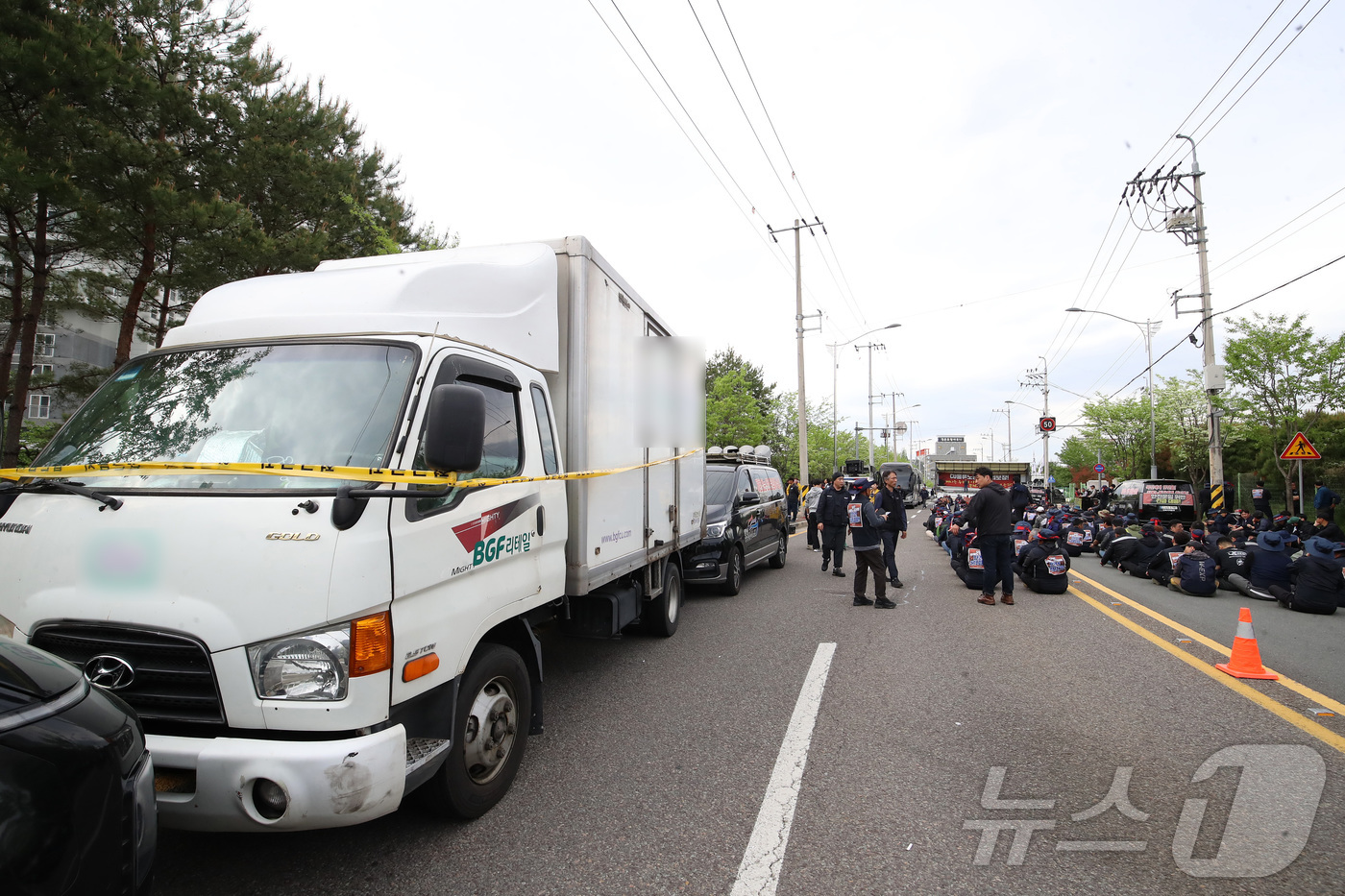 (진주=뉴스1) 윤일지 기자 = 20일 경남 진주시 정촌면 CU 진주물류센터 앞에 집회에 참가한 화물연대 노조원들을 충돌한 2.5톤 탑차가 보이고 있다.이날 오전 10시 32분쯤 …