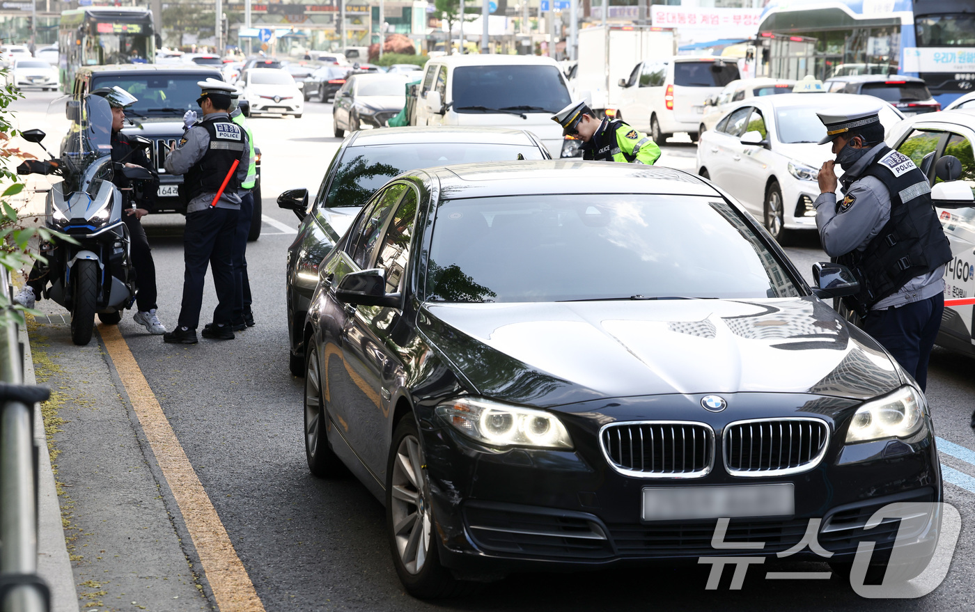 (서울=뉴스1) 최지환 기자 = 20일 서울 관악구 봉천로 사거리에서 교통안전계 경찰관들이 우회전 일시 정지 의무 위반 집중단속을 하고 있다.현행 도로교통법에 따르면 우회전하려는 …