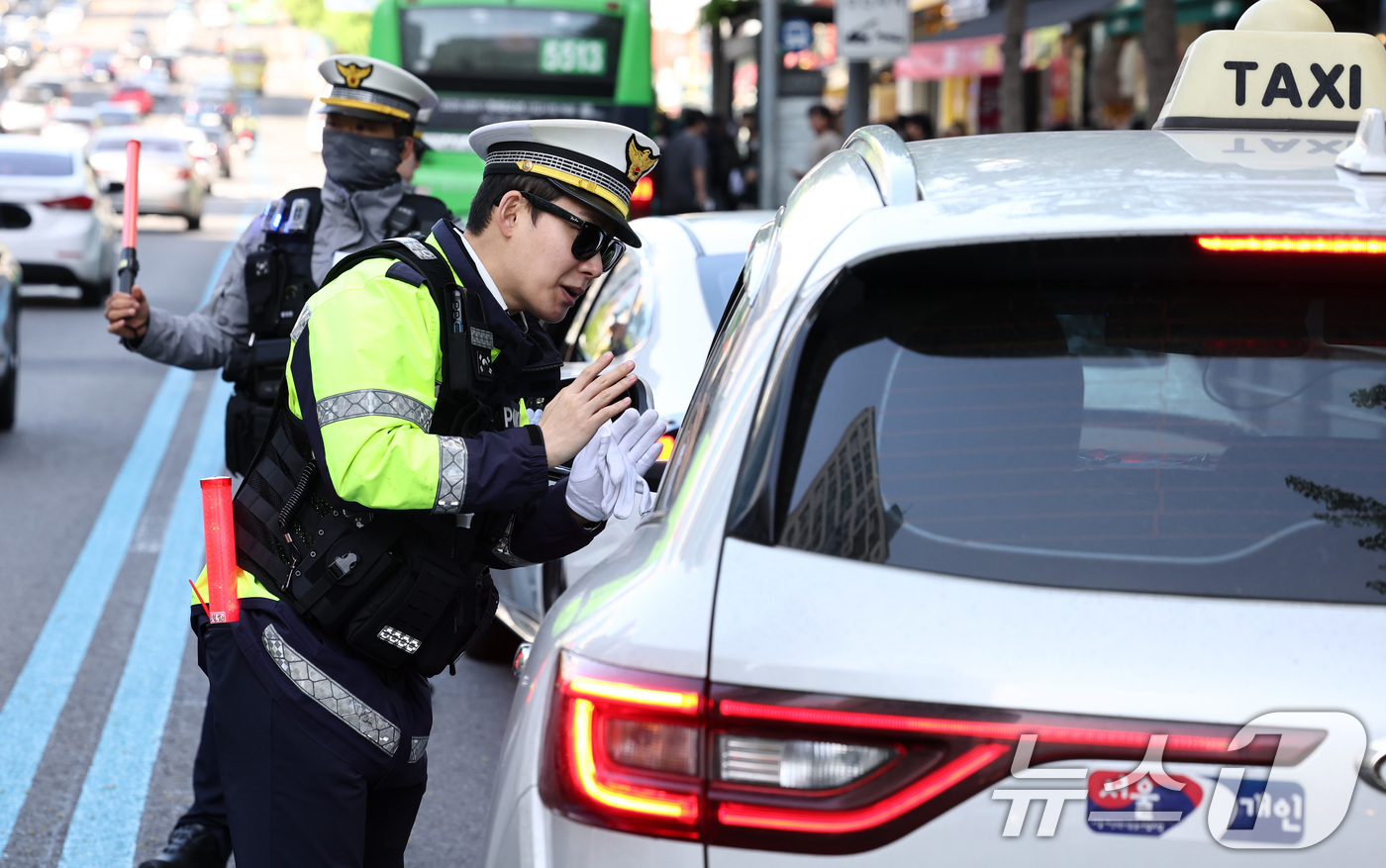 (서울=뉴스1) 최지환 기자 = 20일 서울 관악구 봉천로 사거리에서 교통안전계 경찰관들이 우회전 일시 정지 의무 위반 집중단속을 하고 있다.현행 도로교통법에 따르면 우회전하려는 …