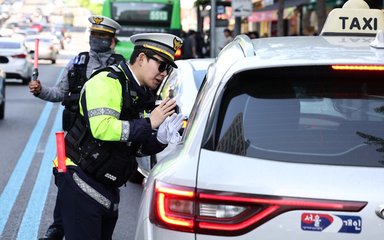 [르포] "빨간불엔 안 돼요" 불법 우회전 집중단속 첫날…발뺌·욕설 난무