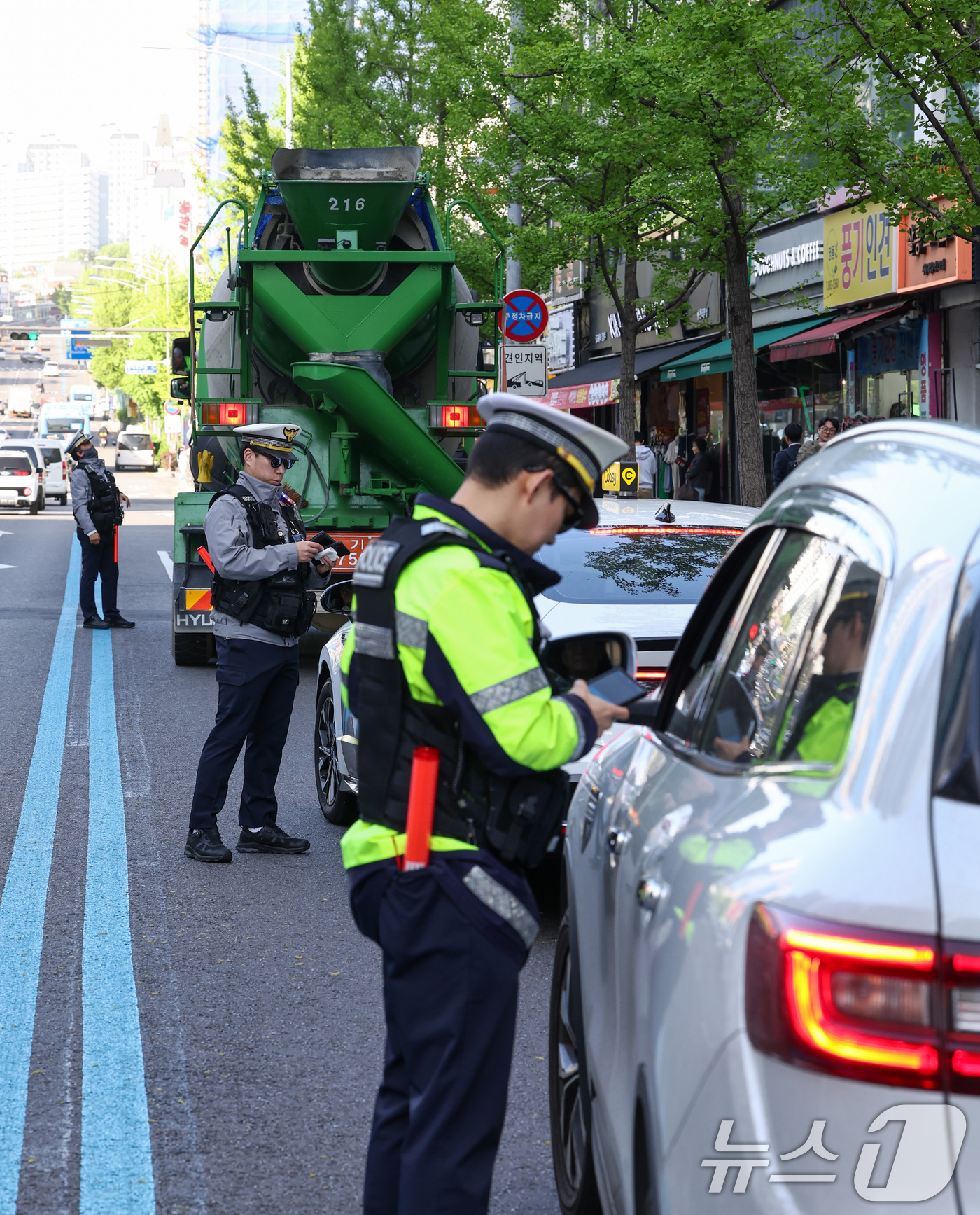 (서울=뉴스1) 최지환 기자 = 20일 서울 관악구 봉천로 사거리에서 교통안전계 경찰관들이 우회전 일시 정지 의무 위반 집중단속을 하고 있다.현행 도로교통법에 따르면 우회전하려는 …