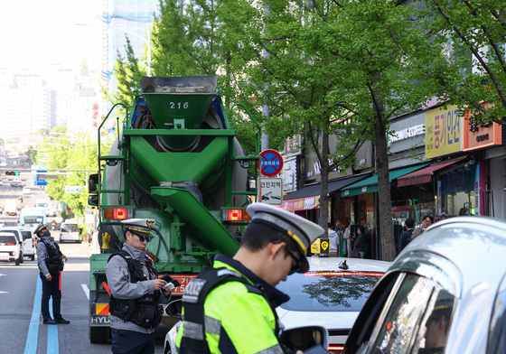 줄줄이 단속된 우회전 일시정지 위반 차량