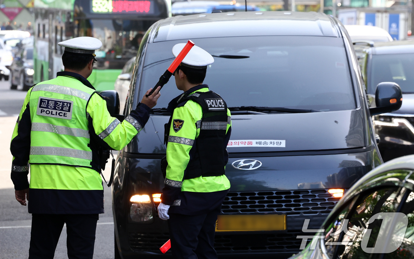 (서울=뉴스1) 최지환 기자 = 20일 서울 관악구 봉천로 사거리에서 교통안전계 경찰관들이 우회전 일시 정지 의무 위반 집중단속을 하고 있다.현행 도로교통법에 따르면 우회전하려는 …