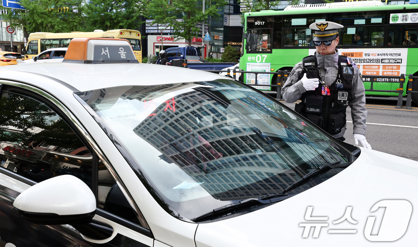 (서울=뉴스1) 최지환 기자 = 20일 서울 관악구 봉천로 사거리에서 교통안전계 경찰관들이 우회전 일시 정지 의무 위반 집중단속을 하고 있다.현행 도로교통법에 따르면 우회전하려는 …