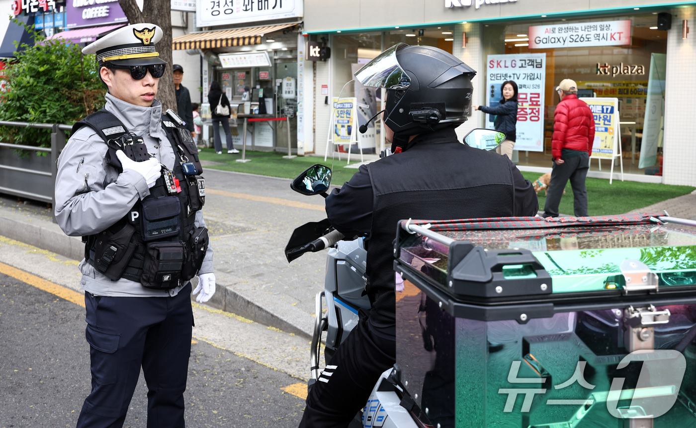 (서울=뉴스1) 최지환 기자 = 20일 서울 관악구 봉천로 사거리에서 교통안전계 경찰관들이 우회전 일시 정지 의무 위반 집중단속을 하고 있다.현행 도로교통법에 따르면 우회전하려는 …