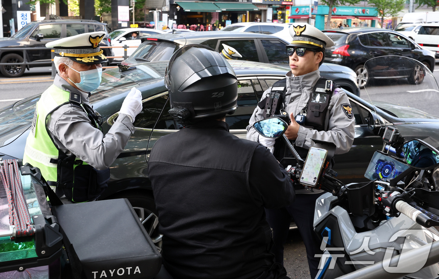 (서울=뉴스1) 최지환 기자 = 20일 서울 관악구 봉천로 사거리에서 교통안전계 경찰관들이 우회전 일시 정지 의무 위반 집중단속을 하고 있다.현행 도로교통법에 따르면 우회전하려는 …