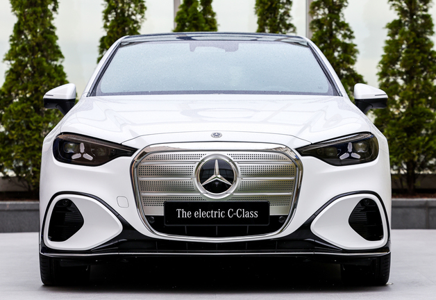'디 올-뉴 일렉트릭 C-클래스' 한국서 최초 공개…"S 클래스급 승차감"