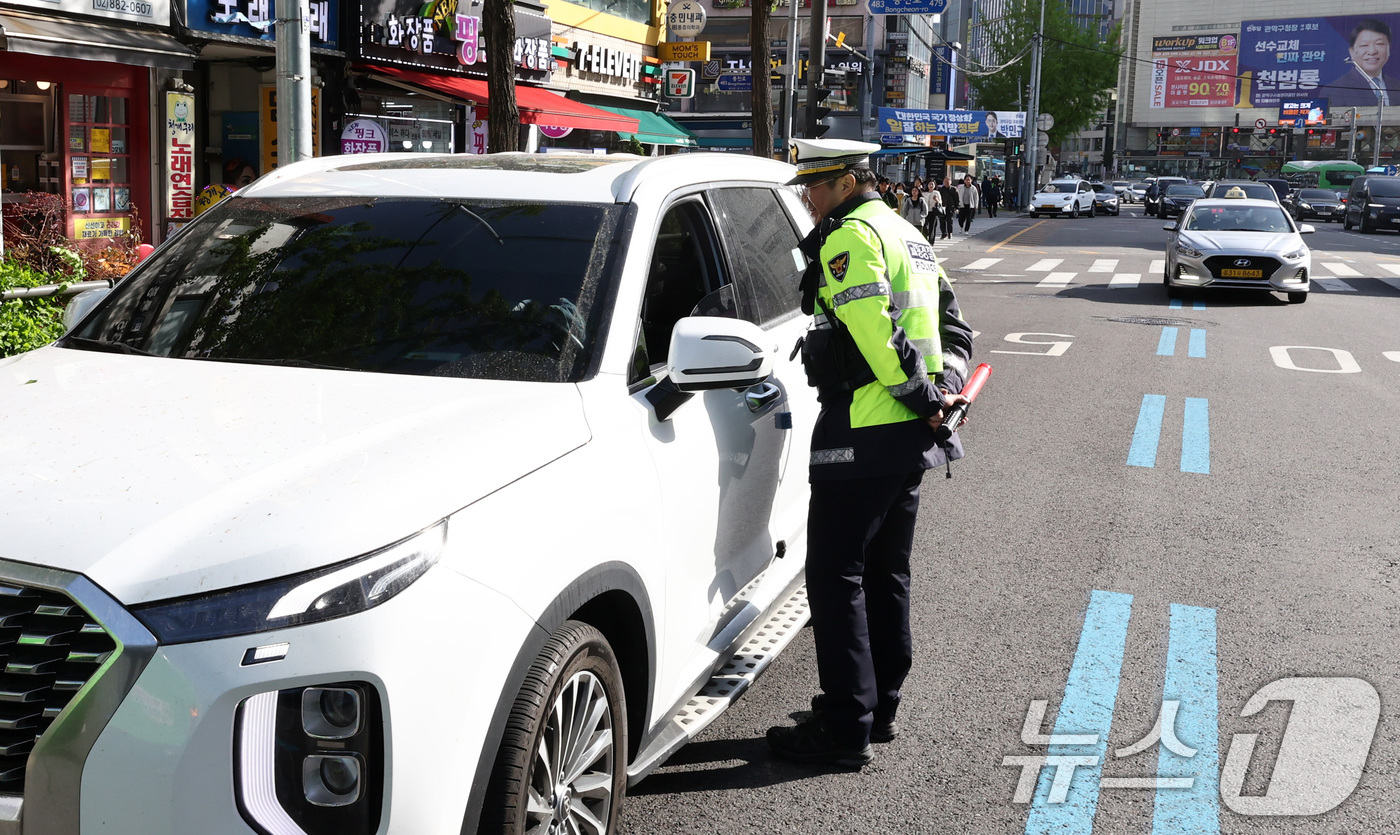 (서울=뉴스1) 최지환 기자 = 20일 서울 관악구 봉천로 사거리에서 교통안전계 경찰관들이 우회전 일시 정지 의무 위반 집중단속을 하고 있다.현행 도로교통법에 따르면 우회전하려는 …