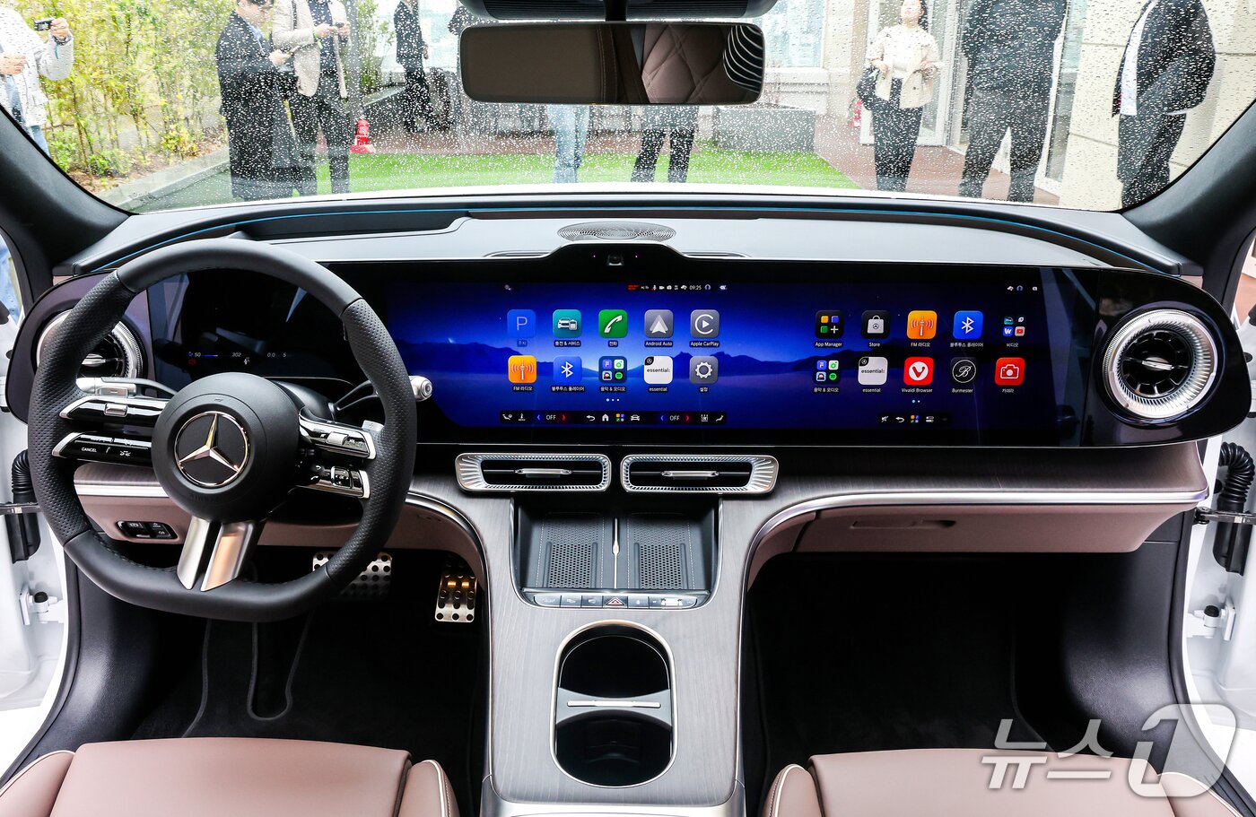 본문 이미지 - 20일 서울 강남구 안다즈 서울강남에서 열린 메르세데스-벤츠의 신차 공개 행사에 세계 최초로 공개되는 ‘디 올-뉴 일렉트릭 C클래스’가 전시되어 있다. ‘디 올-뉴 일렉트릭 C클래스’는 벤츠 글로벌 시장 주요 제품 C클래스의 순수 전기차 모델로 기존 C클래스가 가진 우아함과 주행 성능을 전동화 플랫폼에 그대로 녹여 내면서도 최신 IT 기술에 민감한 한국 소비자들의 눈높이에 맞춘 혁신적인 기술력을 대거 선보일 것으로 알려졌다. 2026.4.20 ⓒ 뉴스1 김진환 기자 