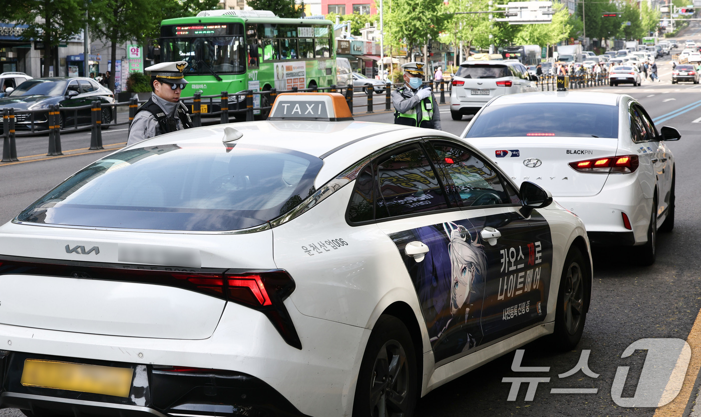 (서울=뉴스1) 최지환 기자 = 20일 서울 관악구 봉천로 사거리에서 교통안전계 경찰관들이 우회전 일시 정지 의무 위반 집중단속을 하고 있다.현행 도로교통법에 따르면 우회전하려는 …