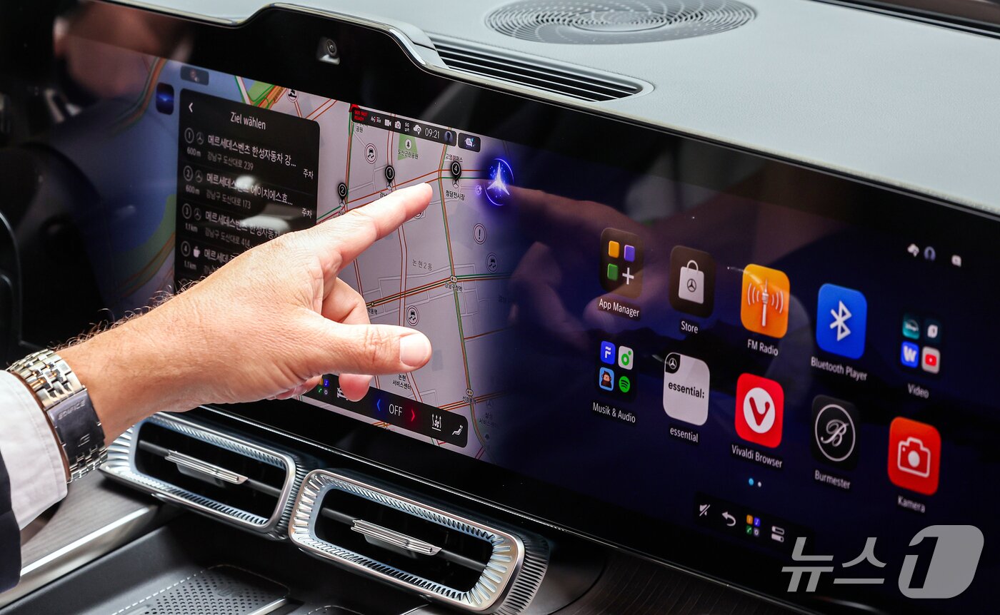 본문 이미지 - 20일 서울 강남구 안다즈 서울강남에서 열린 메르세데스-벤츠의 신차 공개 행사에 세계 최초로 공개되는 ‘디 올-뉴 일렉트릭 C클래스’가 전시되어 있다. ‘디 올-뉴 일렉트릭 C클래스’는 벤츠 글로벌 시장 주요 제품 C클래스의 순수 전기차 모델로 기존 C클래스가 가진 우아함과 주행 성능을 전동화 플랫폼에 그대로 녹여 내면서도 최신 IT 기술에 민감한 한국 소비자들의 눈높이에 맞춘 혁신적인 기술력을 대거 선보일 것으로 알려졌다. 2026.4.20 ⓒ 뉴스1 김진환 기자