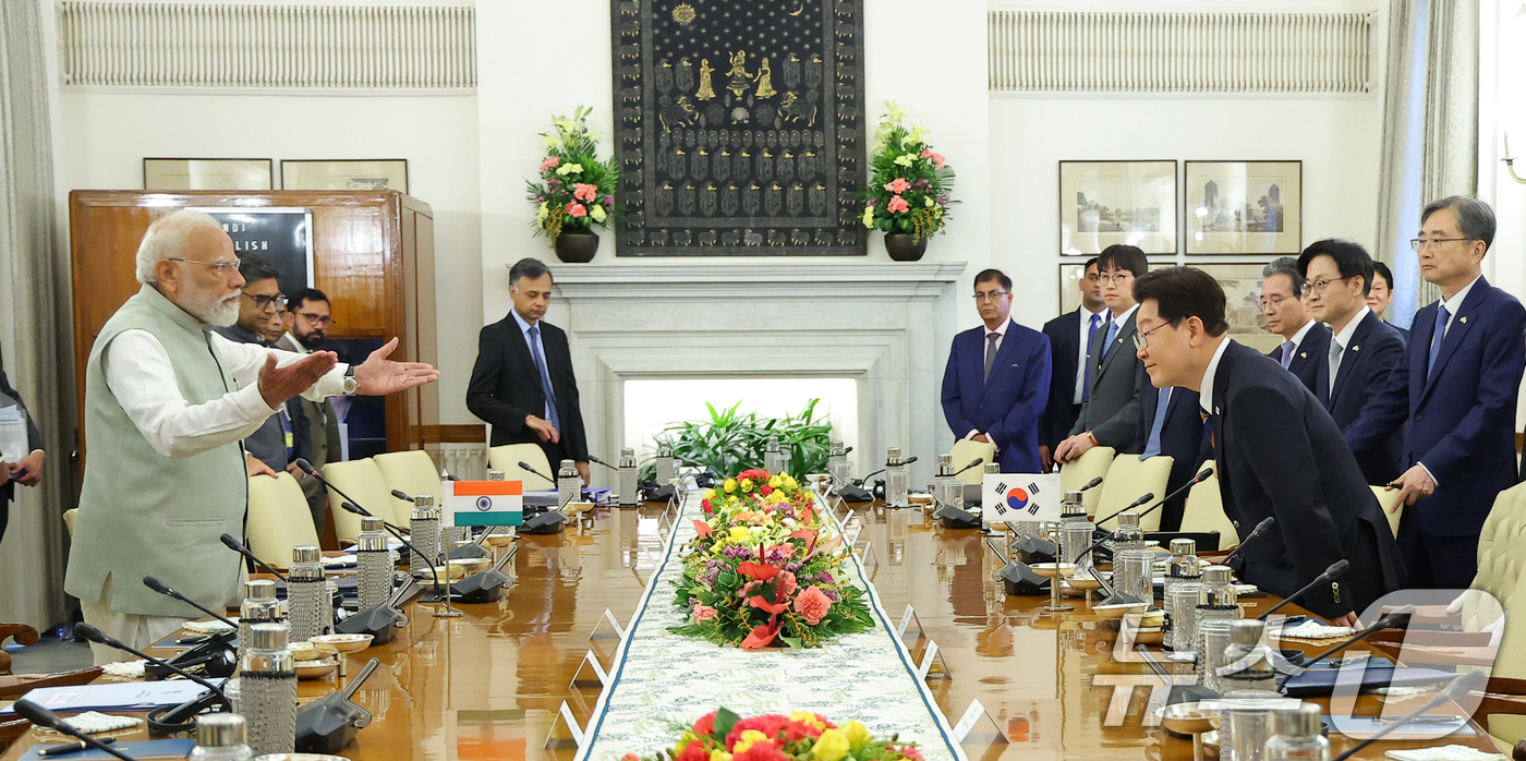 (뉴델리(인도)=뉴스1) 이재명 기자 = 이재명 대통령과 나렌드라 모디 인도 총리가 20일 뉴델리 영빈관에서 정상회담을 준비하고 있다. 2026.4.20/뉴스1