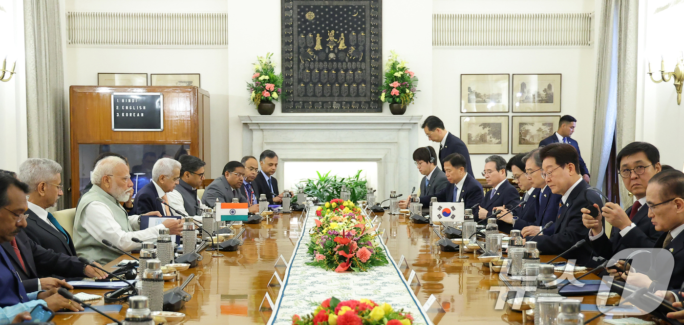 (뉴델리(인도)=뉴스1) 이재명 기자 = 이재명 대통령과 나렌드라 모디 인도 총리가 20일 뉴델리 영빈관에서 정상회담을 준비하고 있다. 2026.4.20/뉴스1