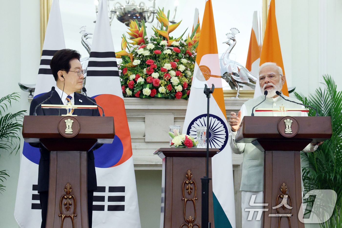 (뉴델리(인도)=뉴스1) 이재명 기자 = 이재명 대통령과 나렌드라 모디 인도 총리가 20일 뉴델리 영빈관에서 공동언론발표를 하고 있다. 2026.4.20/뉴스1