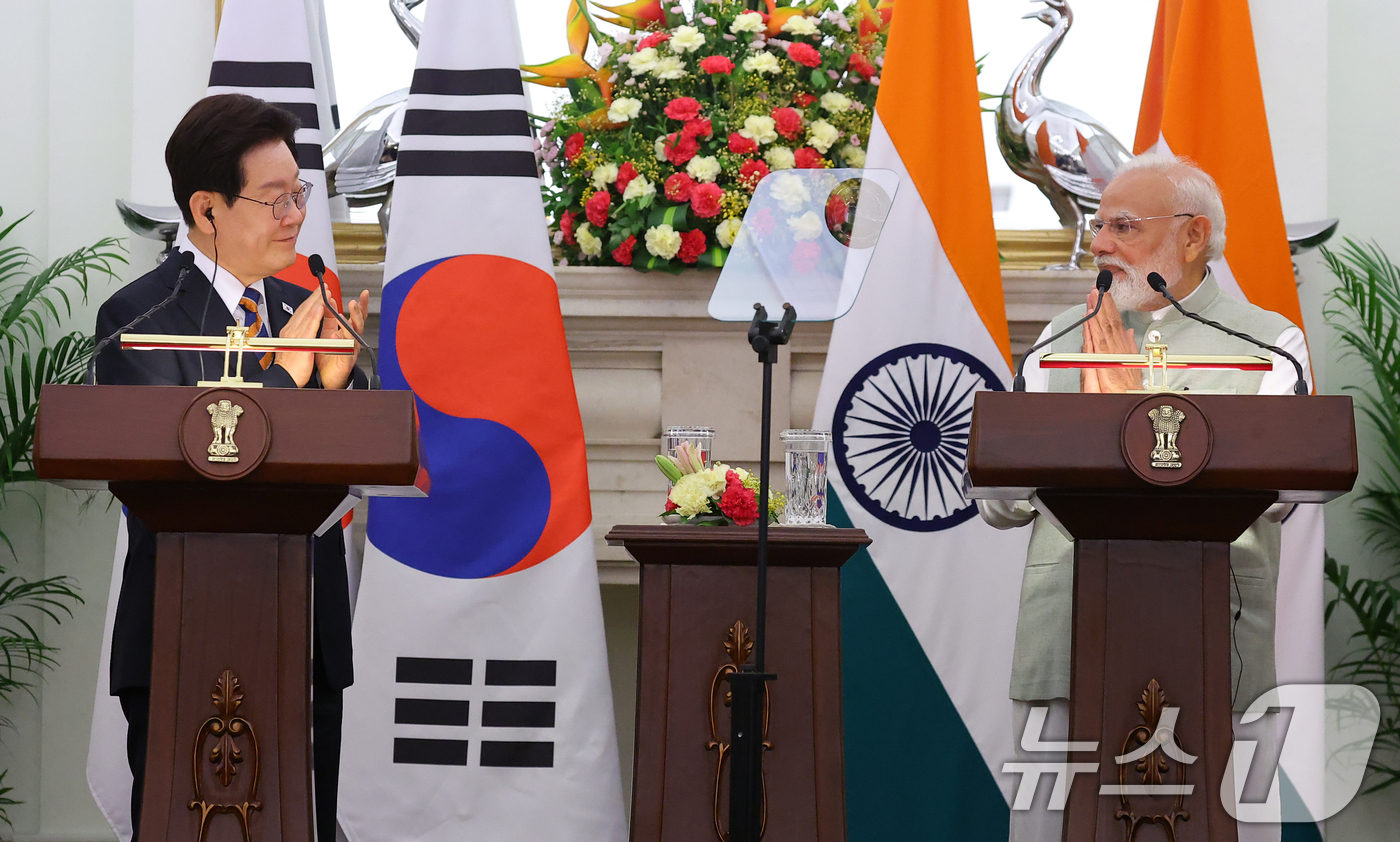 (뉴델리(인도)=뉴스1) 이재명 기자 = 이재명 대통령과 나렌드라 모디 인도 총리가 20일 뉴델리 영빈관에서 열린 공동언론발표에서 박수를 치고 있다. 2026.4.20/뉴스1