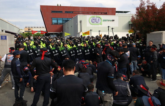 충돌하는 경찰과 화물연대