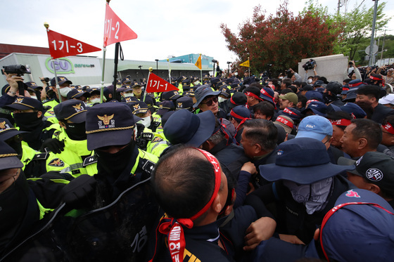 충돌하는 경찰과 화물연대
