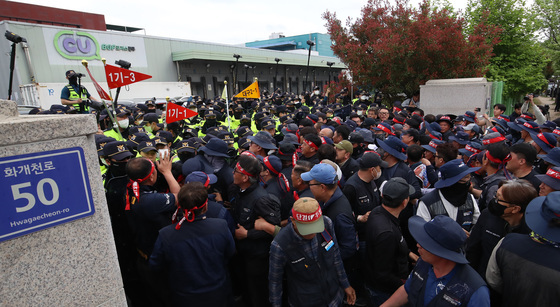 충돌하는 경찰과 화물연대