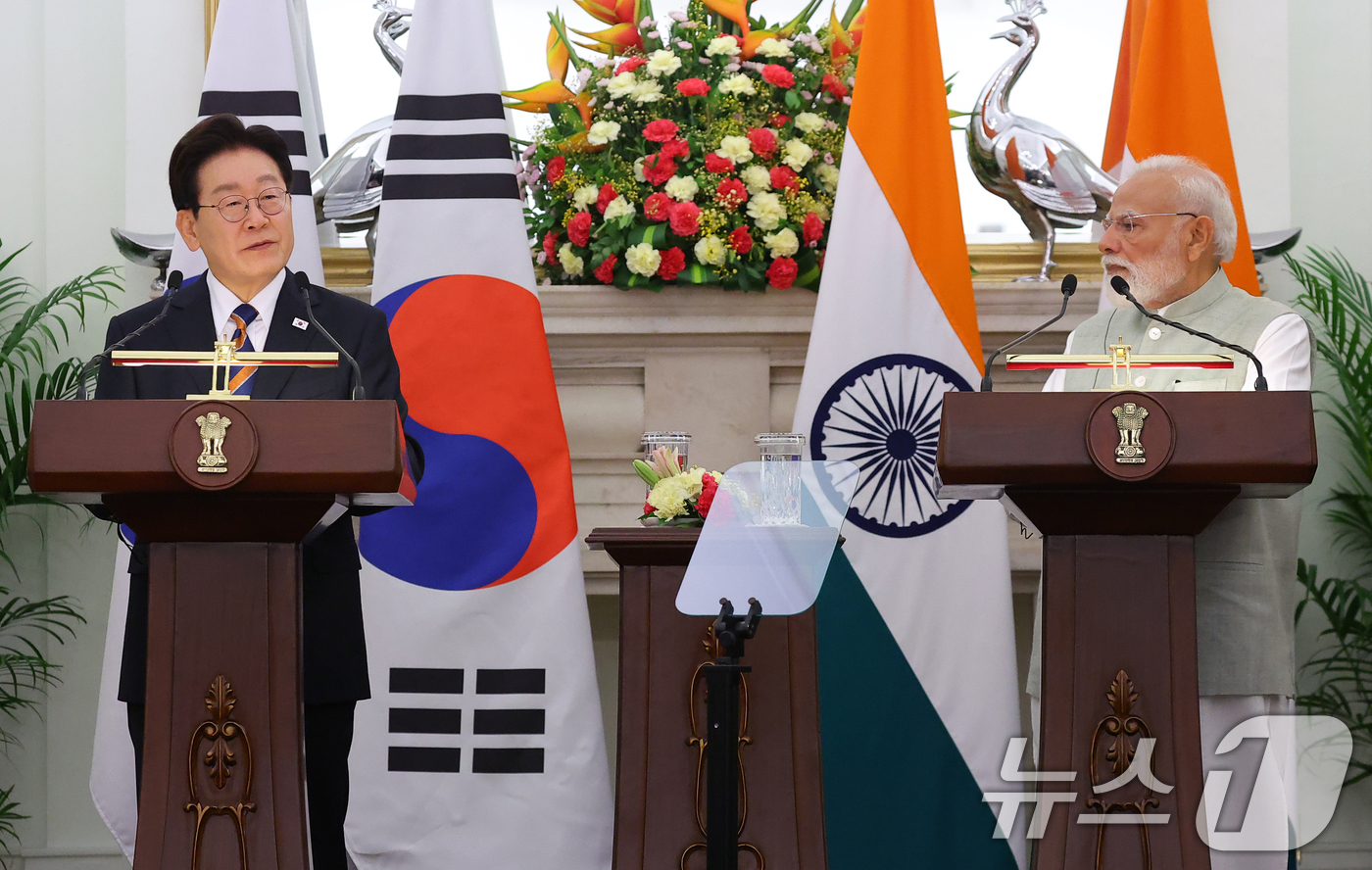 (뉴델리(인도)=뉴스1) 이재명 기자 = 이재명 대통령과 나렌드라 모디 인도 총리가 20일 뉴델리 영빈관에서 공동언론발표를 하고 있다. 2026.4.20/뉴스1