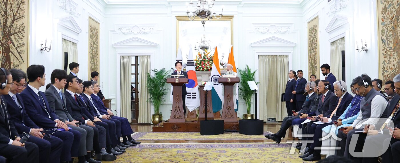 본문 이미지 - 이재명 대통령과 나렌드라 모디 인도 총리가 20일 뉴델리 영빈관에서 공동언론발표를 하고 있다. 2026.4.20 ⓒ 뉴스1 이재명 기자
