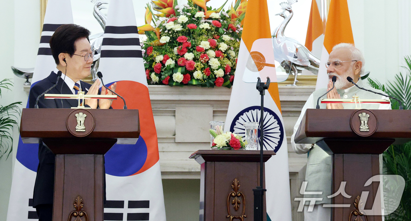 (뉴델리(인도)=뉴스1) 이재명 기자 = 이재명 대통령과 나렌드라 모디 인도 총리가 20일 뉴델리 영빈관에서 열린 공동언론발표에서 박수를 치고 있다. 2026.4.20/뉴스1