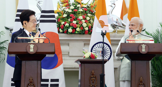 마주 보는 한-인도 정상