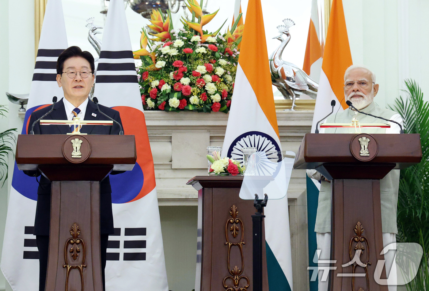 (뉴델리(인도)=뉴스1) 이재명 기자 = 이재명 대통령과 나렌드라 모디 인도 총리가 20일 뉴델리 영빈관에서 공동언론발표를 하고 있다. 2026.4.20/뉴스1