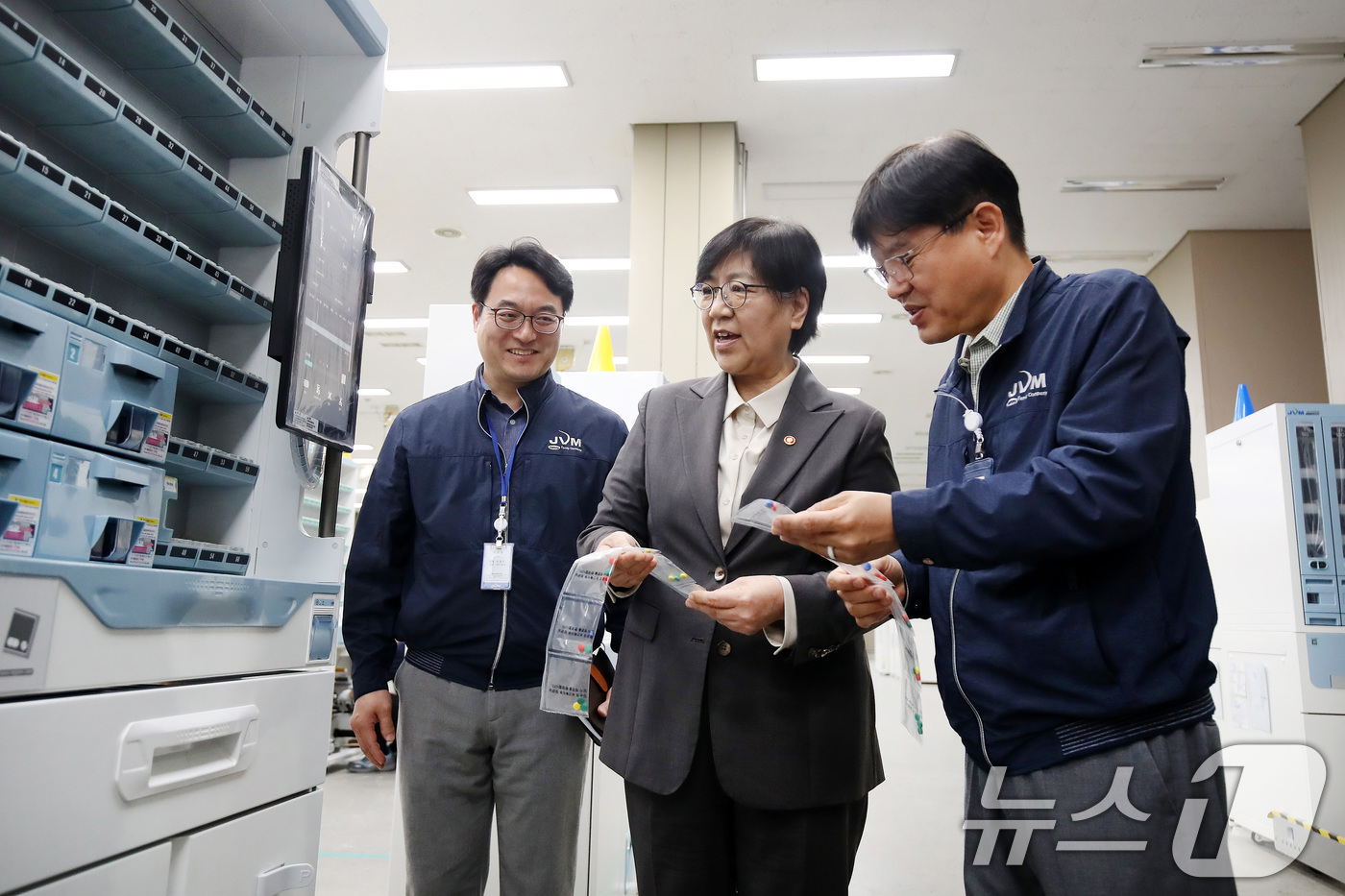 (대구=뉴스1) 공정식 기자 = 정은경 보건복지부 장관(가운데)이 20일 오후 대구 달서구 조제약 포장지 전문 생산기업인 '제이브이엠(JVM)'을 찾아 생산 공정을 점검하고 있다. …