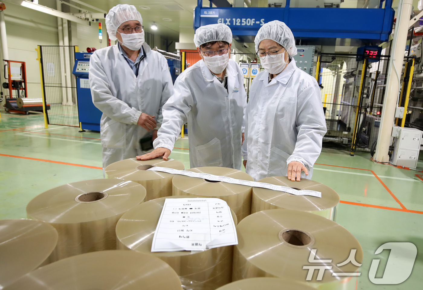 (대구=뉴스1) 공정식 기자 = 정은경 보건복지부 장관(오른쪽)이 20일 오후 대구 달서구 조제약 포장지 전문 생산기업인 '제이브이엠(JVM)'을 찾아 생산 공정과 원료 공급 상황 …