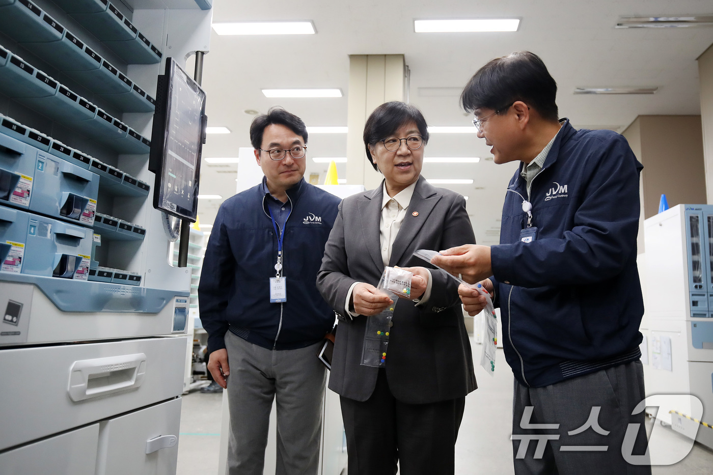 (대구=뉴스1) 공정식 기자 = 정은경 보건복지부 장관(가운데)이 20일 오후 대구 달서구 조제약 포장지 전문 생산기업인 '제이브이엠(JVM)'을 찾아 생산 공정을 점검하고 있다. …