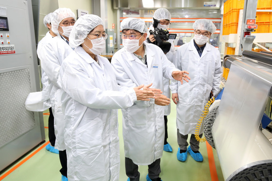 약 포장지 생산 공정 점검하는 정은경 장관