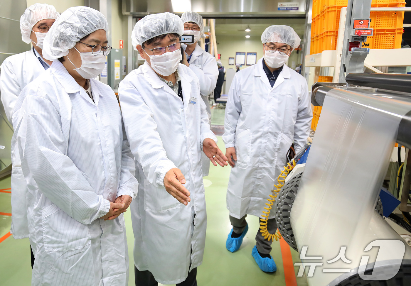 (대구=뉴스1) 공정식 기자 = 정은경 보건복지부 장관(왼쪽)이 20일 오후 대구 달서구 조제약 포장지 전문 생산기업인 '제이브이엠(JVM)'을 찾아 생산 공정을 점검하고 있다. …