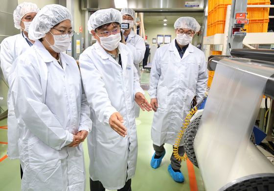 정은경 장관, 조제약 포장지 생산현장 방문