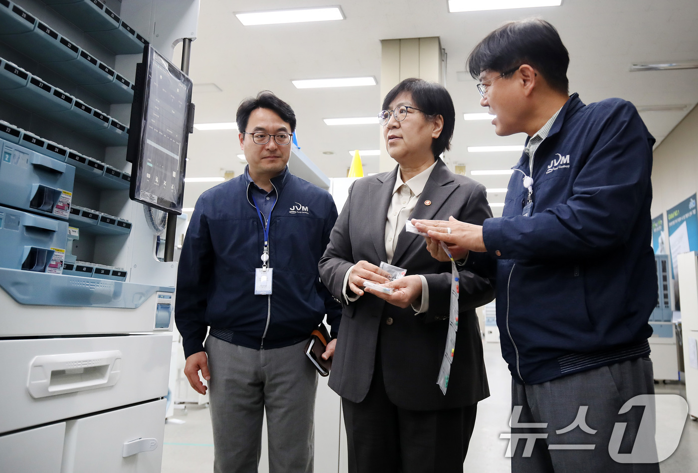 (대구=뉴스1) 공정식 기자 = 정은경 보건복지부 장관(가운데)이 20일 오후 대구 달서구 조제약 포장지 전문 생산기업인 '제이브이엠(JVM)'을 찾아 생산 공정을 점검하고 있다. …
