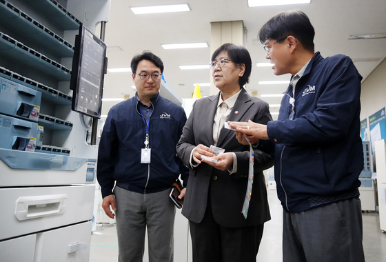 약 포장지 생산 공정 점검하는 정은경 장관